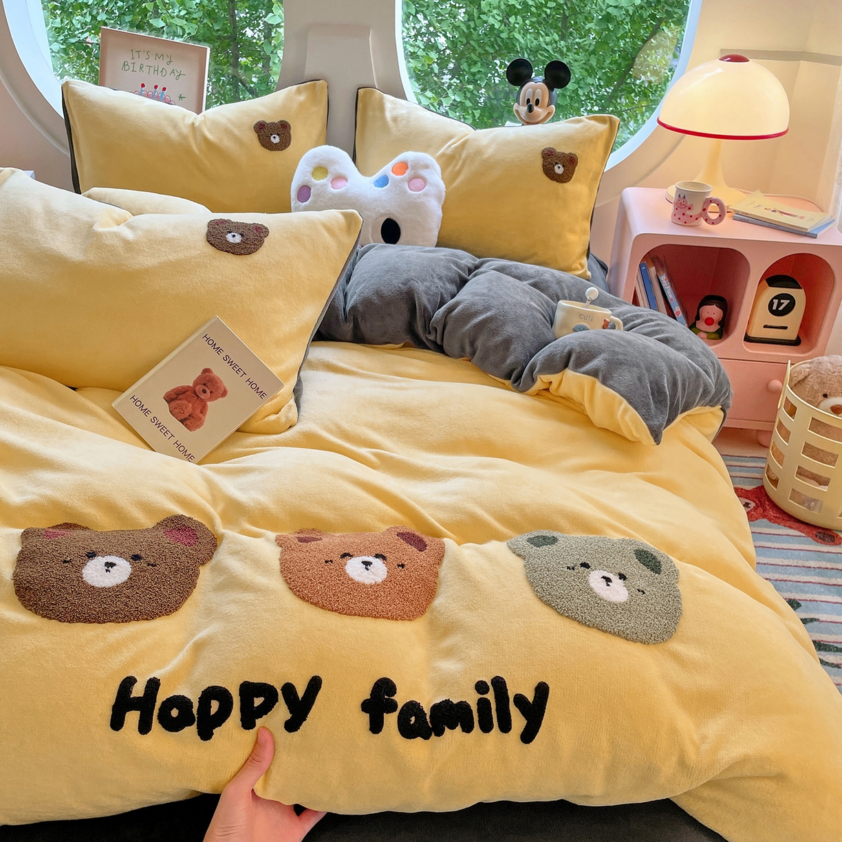 91家纺网 家纺一手货源 找家纺 优卡迪家纺馆 2025新款牛奶绒毛巾绣四件套 下载文件包含买家秀 三头熊-浅黄