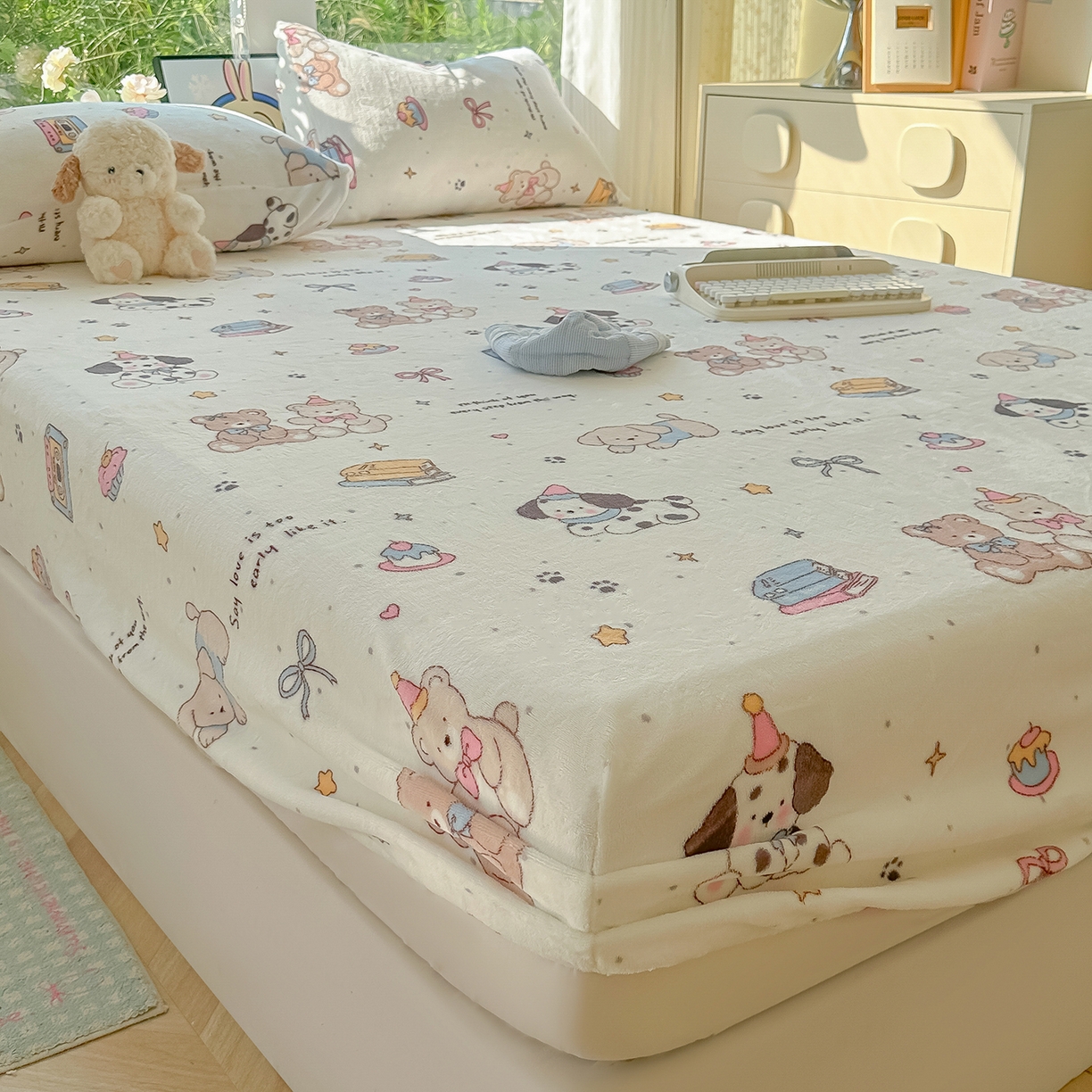 91家纺网 家纺一手货源 找家纺 沐芷 2025 加厚高克重牛奶绒床笠单件/床笠三件套  床笠款床罩床垫保护套罩 【绒】磁带熊仔