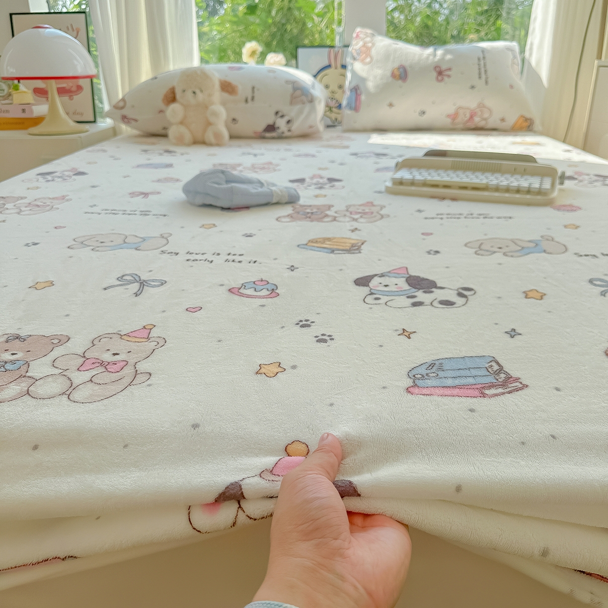 91家纺网 家纺一手货源 找家纺 沐芷 2025 加厚高克重牛奶绒床笠单件/床笠三件套  床笠款床罩床垫保护套罩 【绒】磁带熊仔