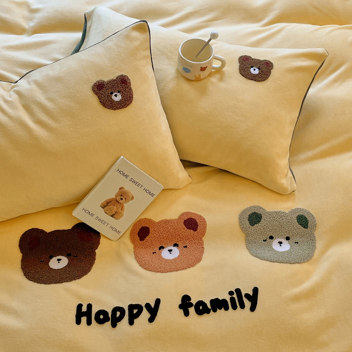 91家纺网 家纺一手货源 找家纺 优卡迪家纺馆 2025新款牛奶绒毛巾绣四件套 下载文件包含买家秀 三头熊-浅黄