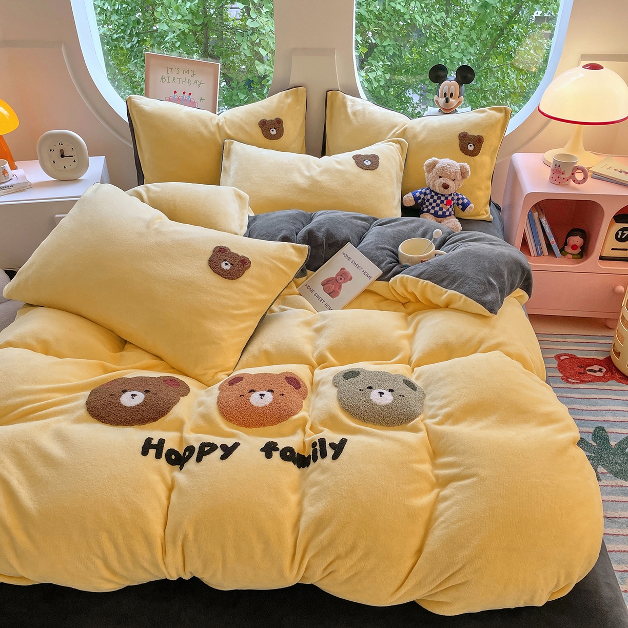 91家纺网 家纺一手货源 找家纺 优卡迪家纺馆 2025新款牛奶绒毛巾绣四件套 下载文件包含买家秀 三头熊-浅黄