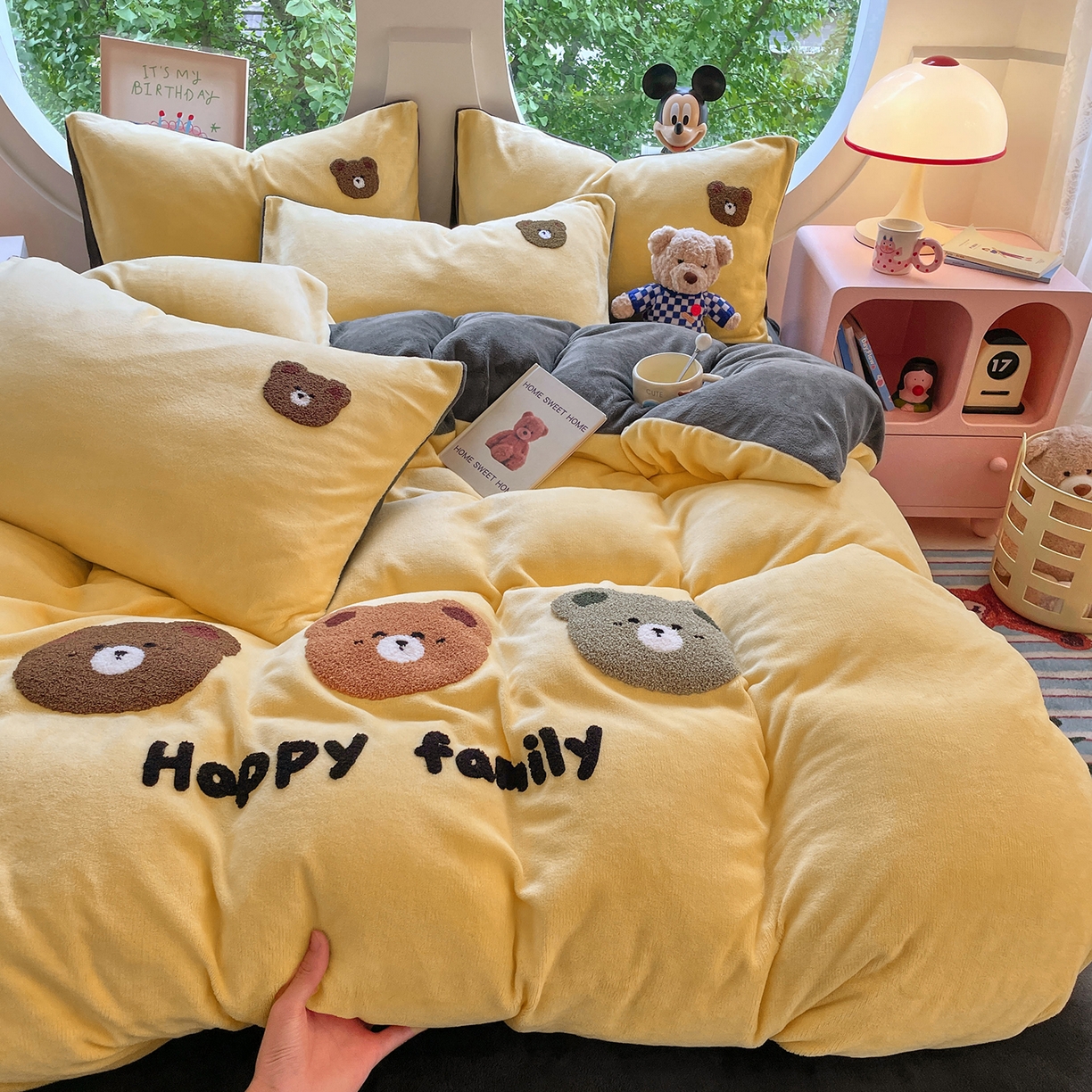 91家纺网 家纺一手货源 找家纺 优卡迪家纺馆 2025新款牛奶绒毛巾绣四件套 下载文件包含买家秀 三头熊-浅黄