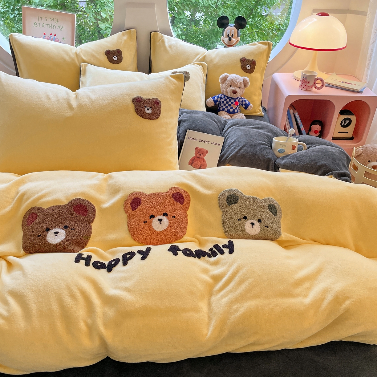91家纺网 家纺一手货源 找家纺 优卡迪家纺馆 2025新款牛奶绒毛巾绣四件套 下载文件包含买家秀 三头熊-浅黄