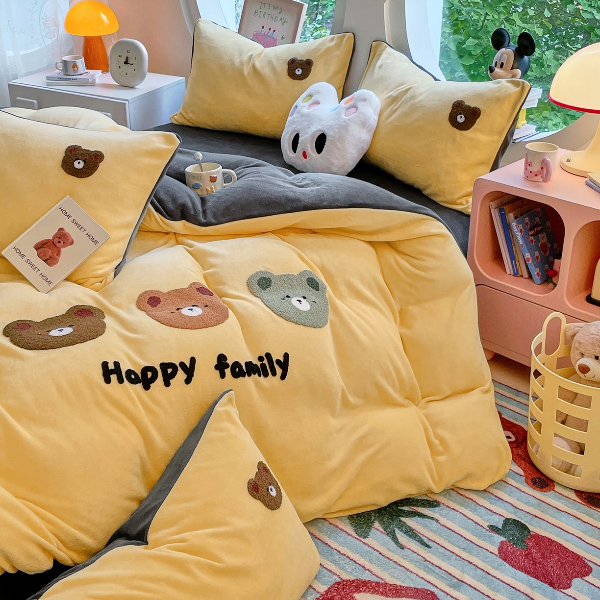 91家纺网 家纺一手货源 找家纺 优卡迪家纺馆 2025新款牛奶绒毛巾绣四件套 下载文件包含买家秀 三头熊-浅黄