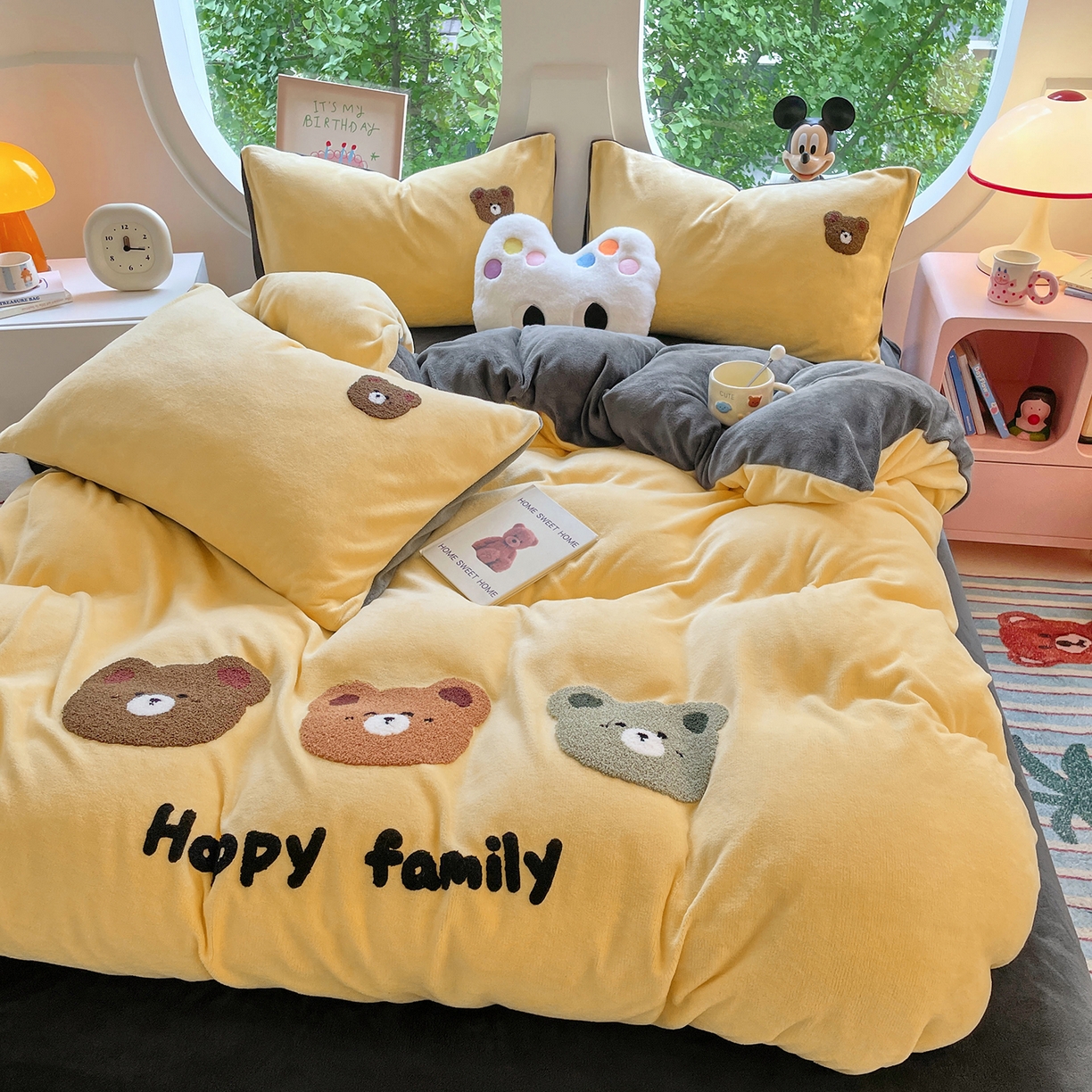 91家纺网 家纺一手货源 找家纺 优卡迪家纺馆 2025新款牛奶绒毛巾绣四件套 下载文件包含买家秀 三头熊-浅黄