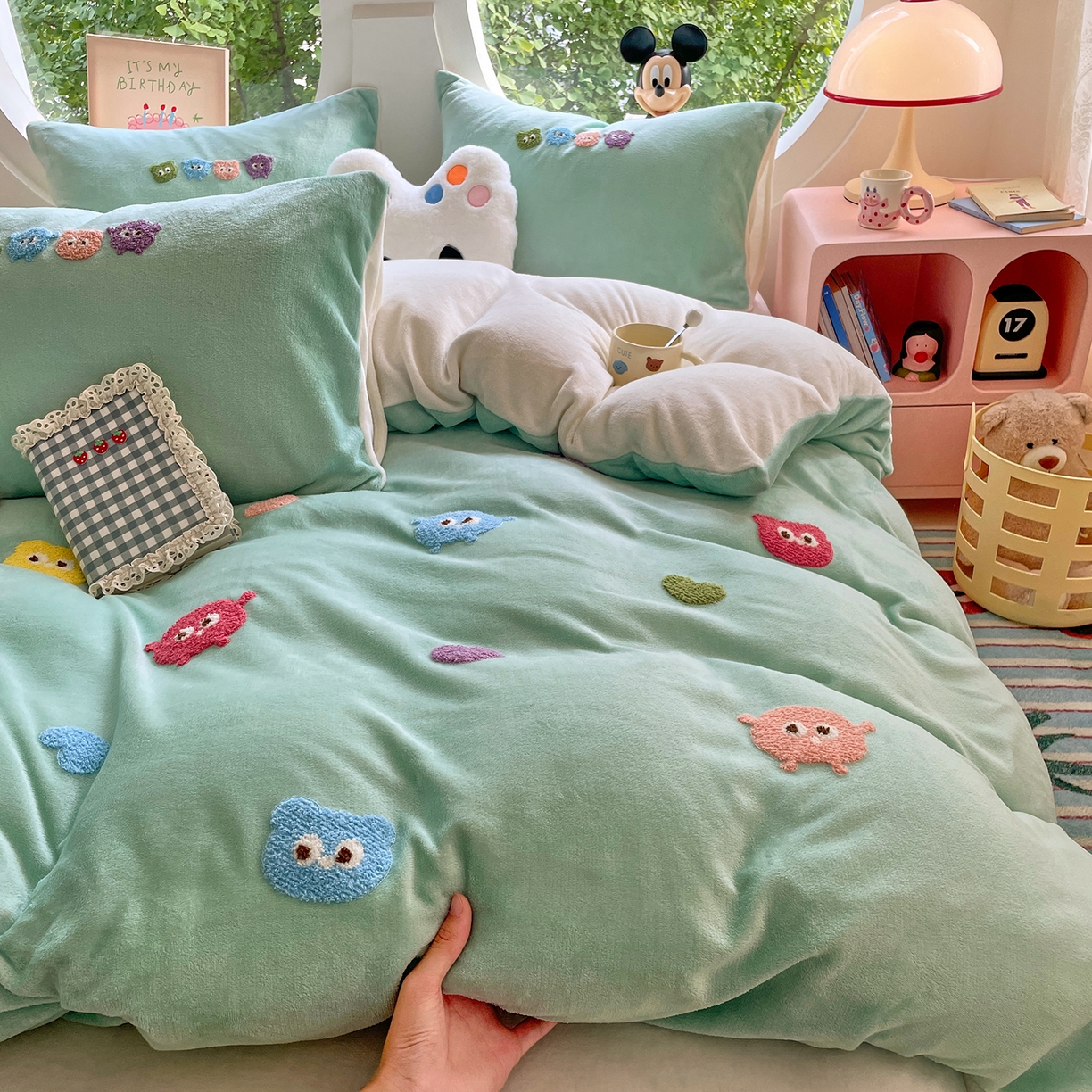 91家纺网 家纺一手货源 找家纺 优卡迪家纺馆 2025新款牛奶绒毛巾绣四件套 下载文件包含买家秀 小怪兽-浅绿