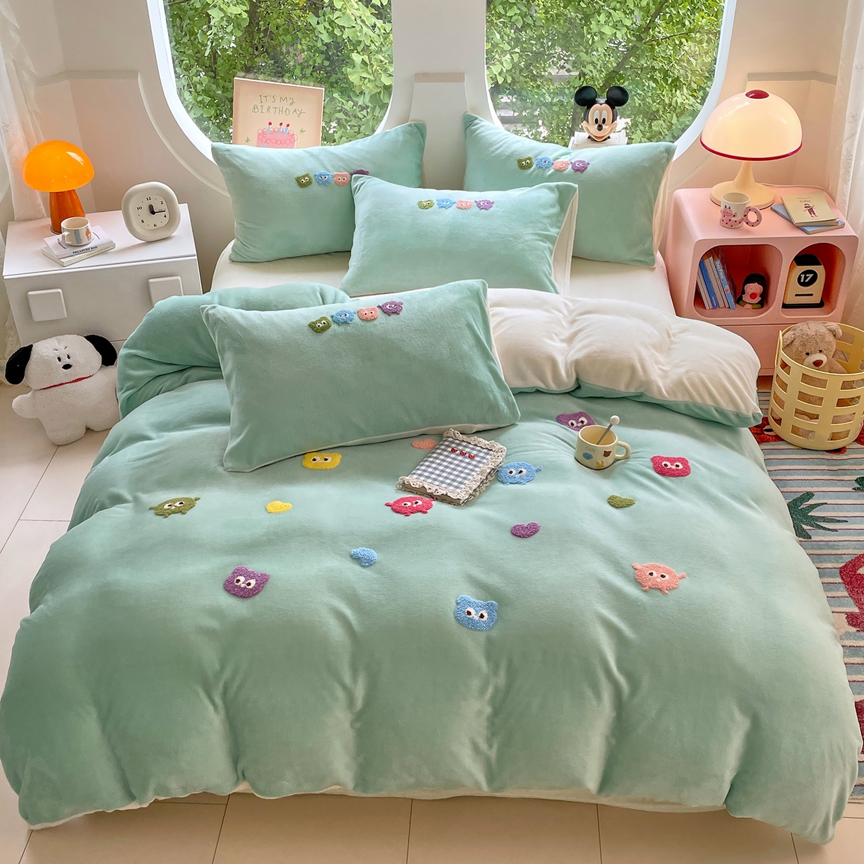 91家纺网 家纺一手货源 找家纺 优卡迪家纺馆 2025新款牛奶绒毛巾绣四件套 下载文件包含买家秀 小怪兽-浅绿