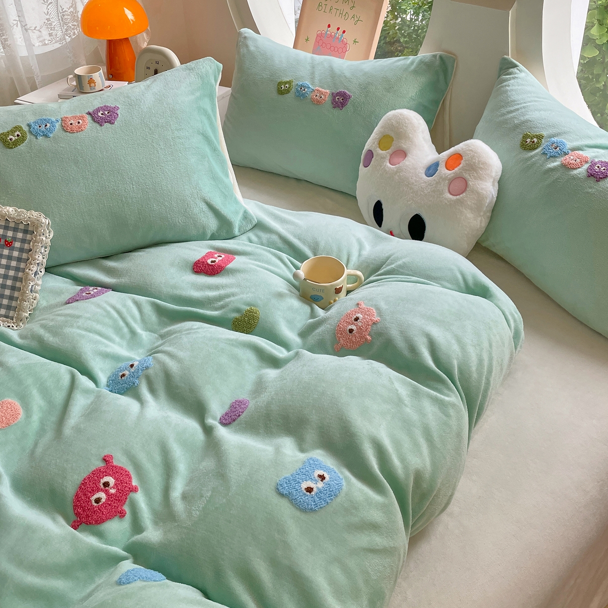 91家纺网 家纺一手货源 找家纺 优卡迪家纺馆 2025新款牛奶绒毛巾绣四件套 下载文件包含买家秀 小怪兽-浅绿