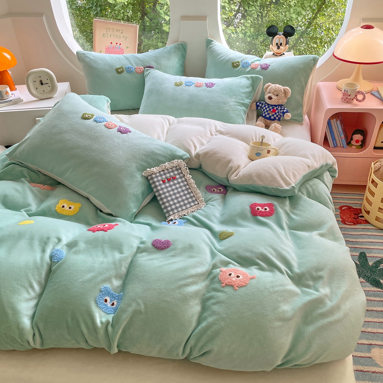 91家纺网 家纺一手货源 找家纺 优卡迪家纺馆 2025新款牛奶绒毛巾绣四件套 下载文件包含买家秀 小怪兽-浅绿