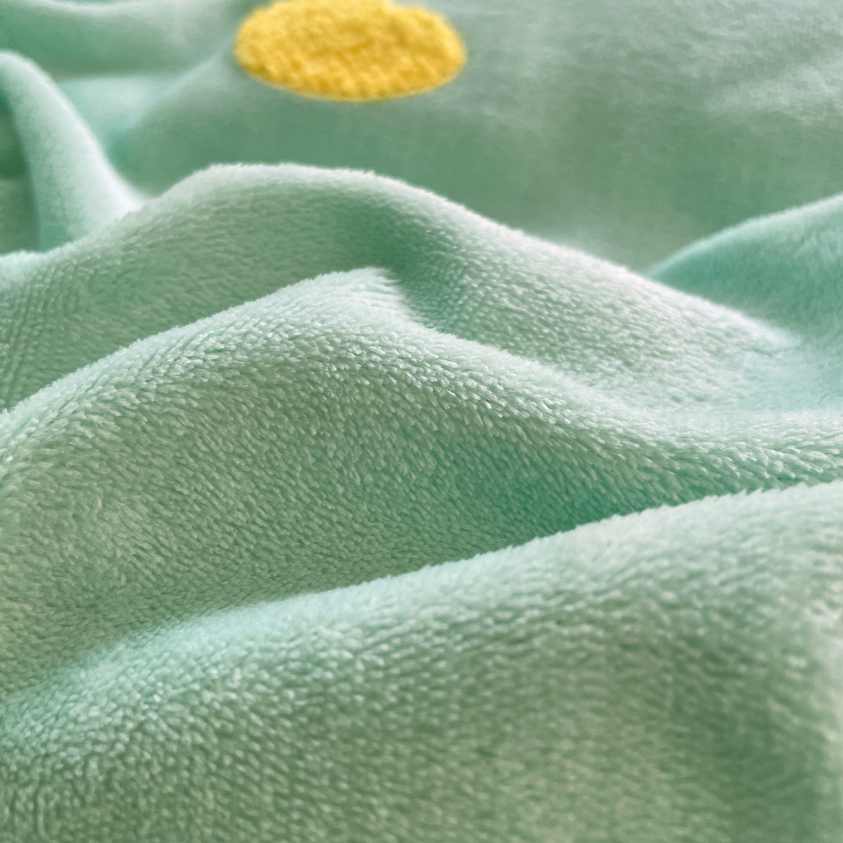 91家纺网 家纺一手货源 找家纺 优卡迪家纺馆 2025新款牛奶绒毛巾绣四件套 下载文件包含买家秀 小怪兽-浅绿