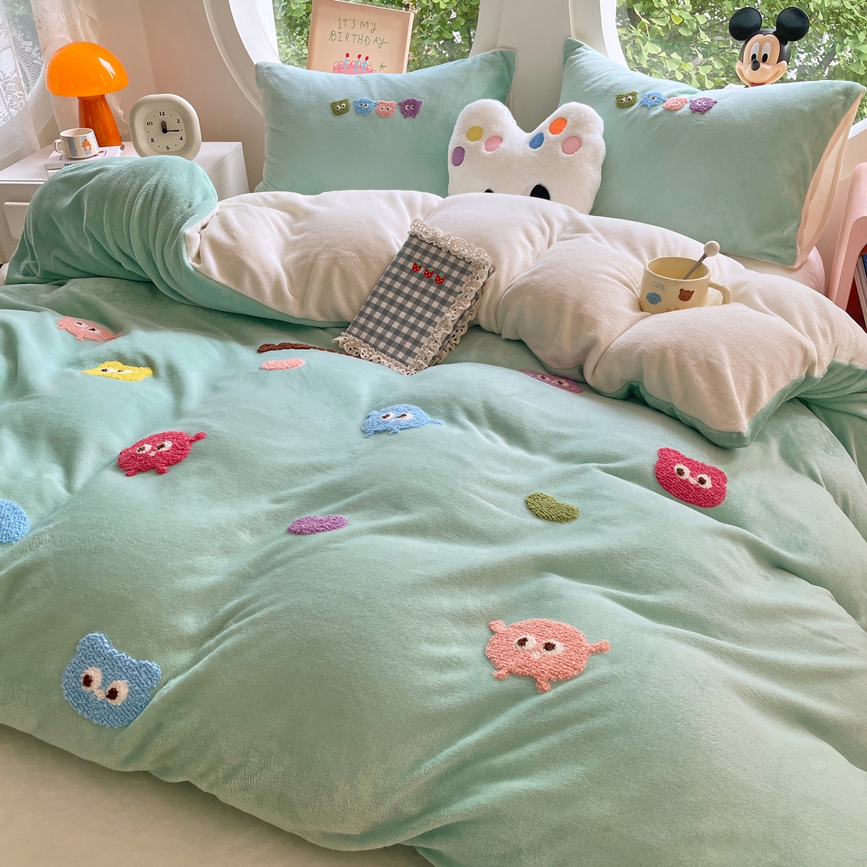 91家纺网 家纺一手货源 找家纺 优卡迪家纺馆 2025新款牛奶绒毛巾绣四件套 下载文件包含买家秀 小怪兽-浅绿