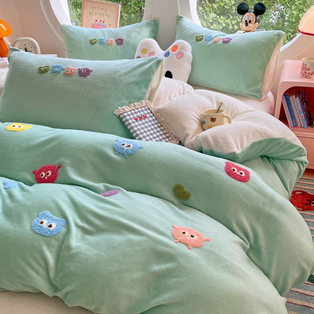 91家纺网 家纺一手货源 找家纺 优卡迪家纺馆 2025新款牛奶绒毛巾绣四件套 下载文件包含买家秀 小怪兽-浅绿