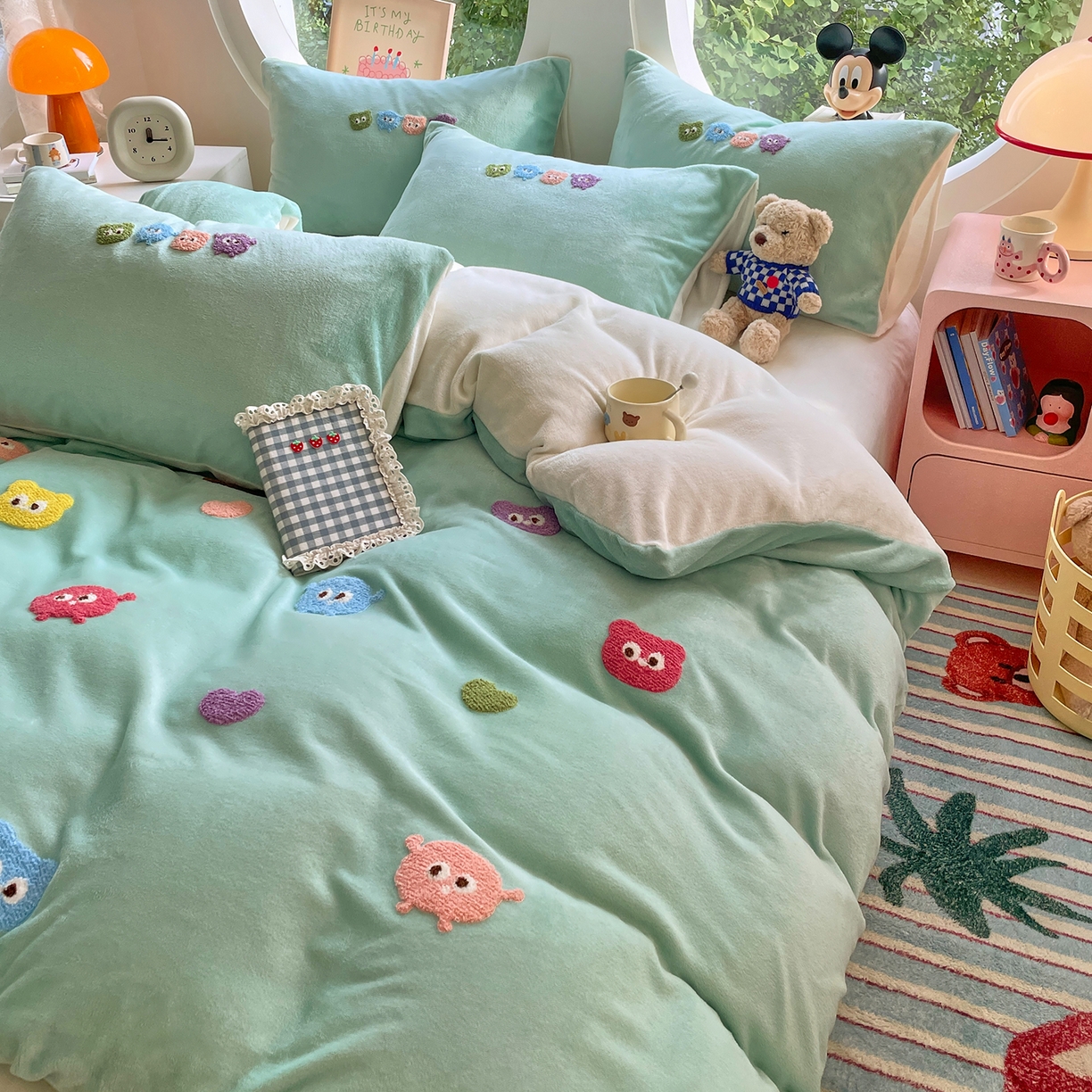 91家纺网 家纺一手货源 找家纺 优卡迪家纺馆 2025新款牛奶绒毛巾绣四件套 下载文件包含买家秀 小怪兽-浅绿