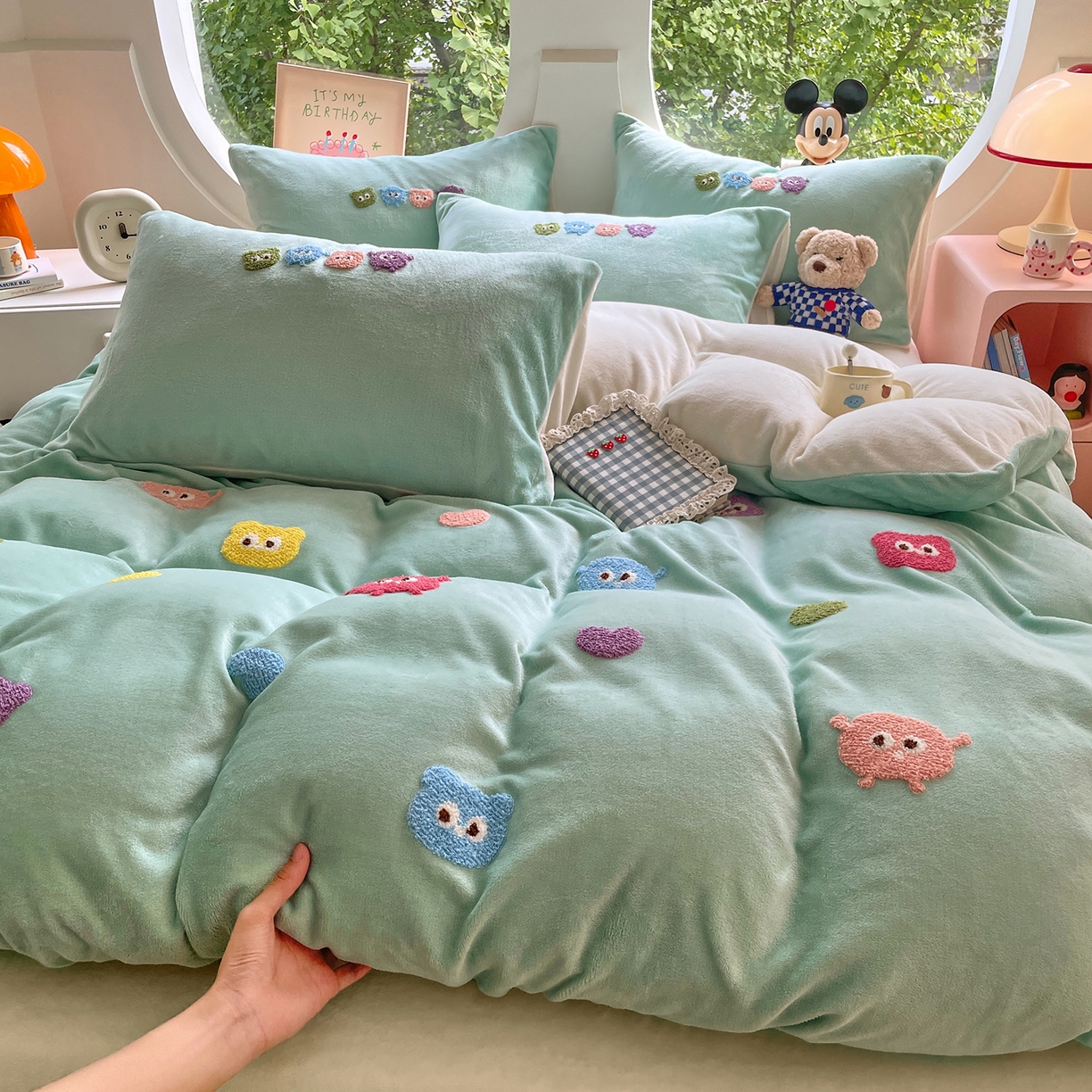 91家纺网 家纺一手货源 找家纺 优卡迪家纺馆 2025新款牛奶绒毛巾绣四件套 下载文件包含买家秀 小怪兽-浅绿