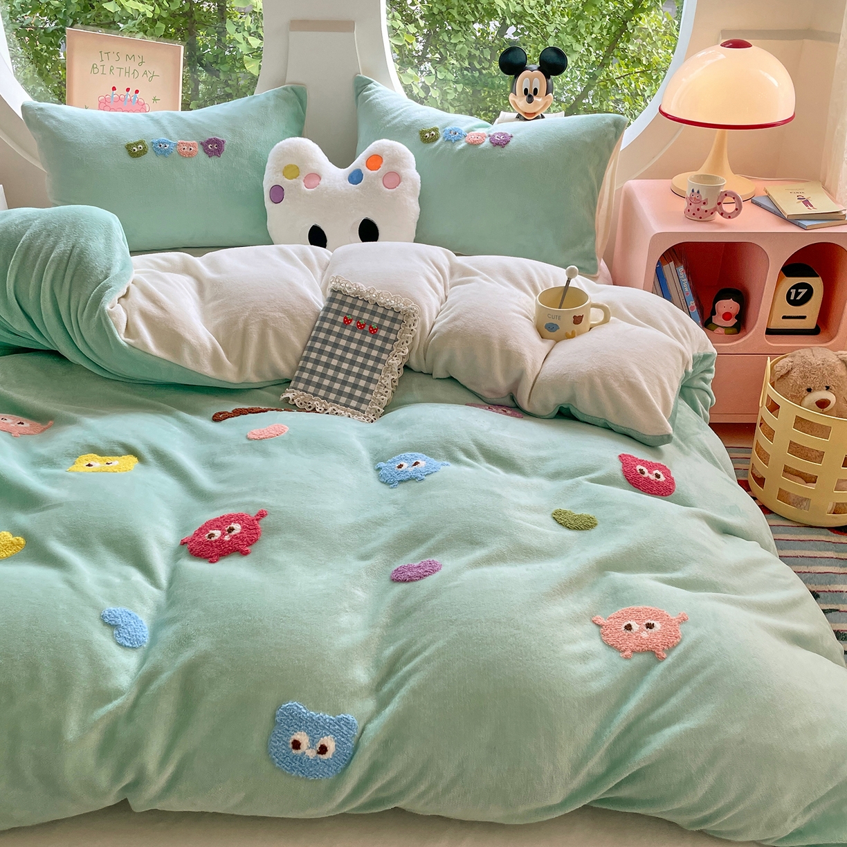 91家纺网 家纺一手货源 找家纺 优卡迪家纺馆 2025新款牛奶绒毛巾绣四件套 下载文件包含买家秀 小怪兽-浅绿