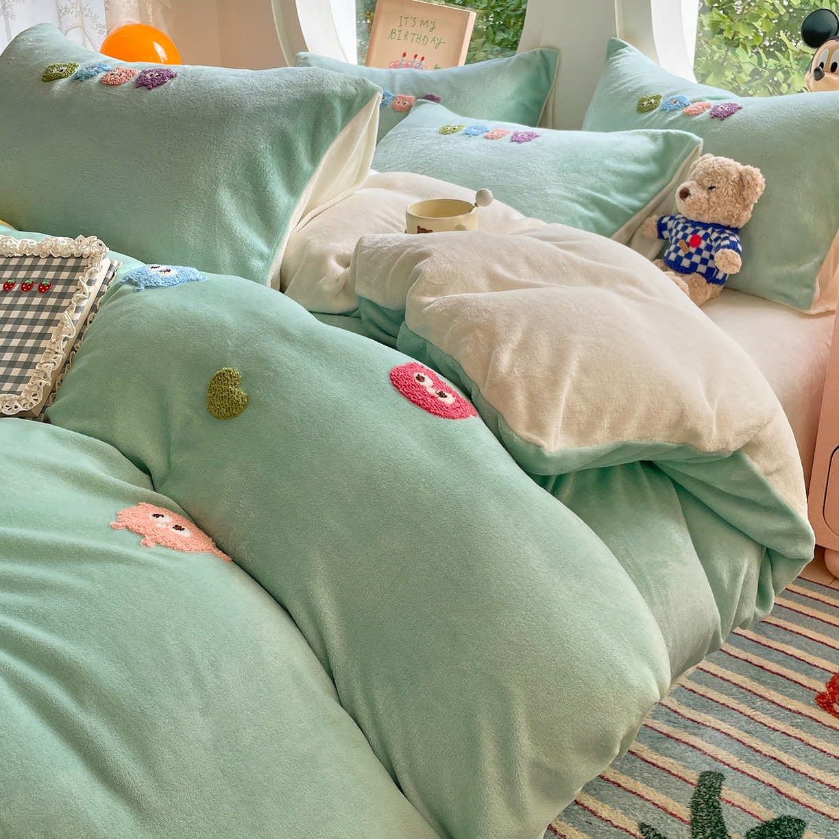 91家纺网 家纺一手货源 找家纺 优卡迪家纺馆 2025新款牛奶绒毛巾绣四件套 下载文件包含买家秀 小怪兽-浅绿