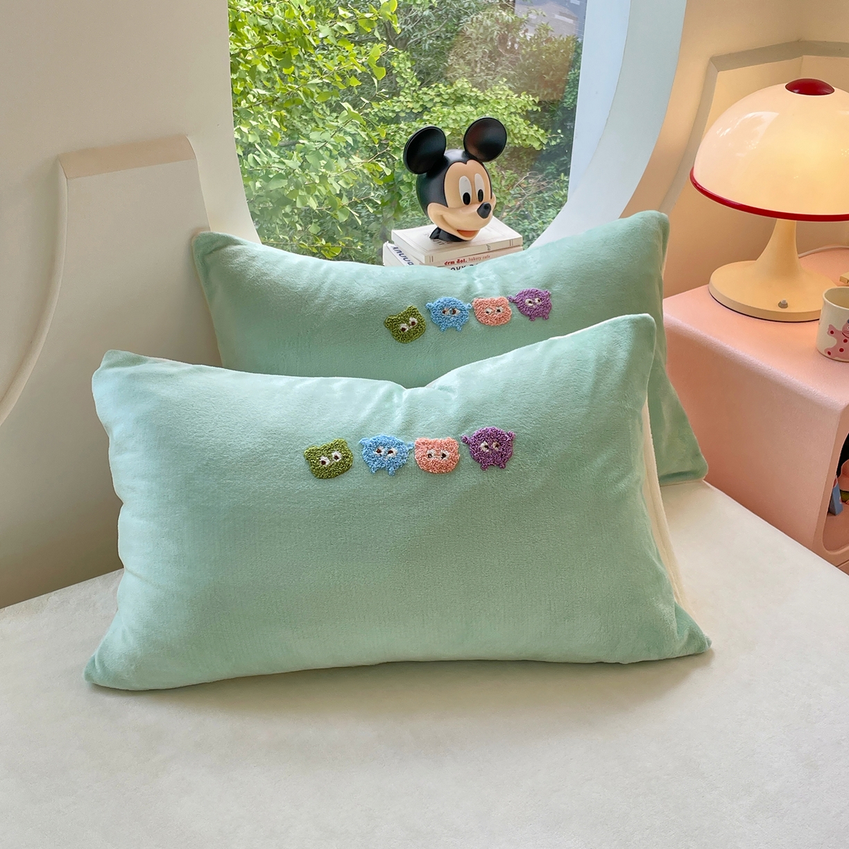 91家纺网 家纺一手货源 找家纺 优卡迪家纺馆 2025新款牛奶绒毛巾绣四件套 下载文件包含买家秀 小怪兽-浅绿