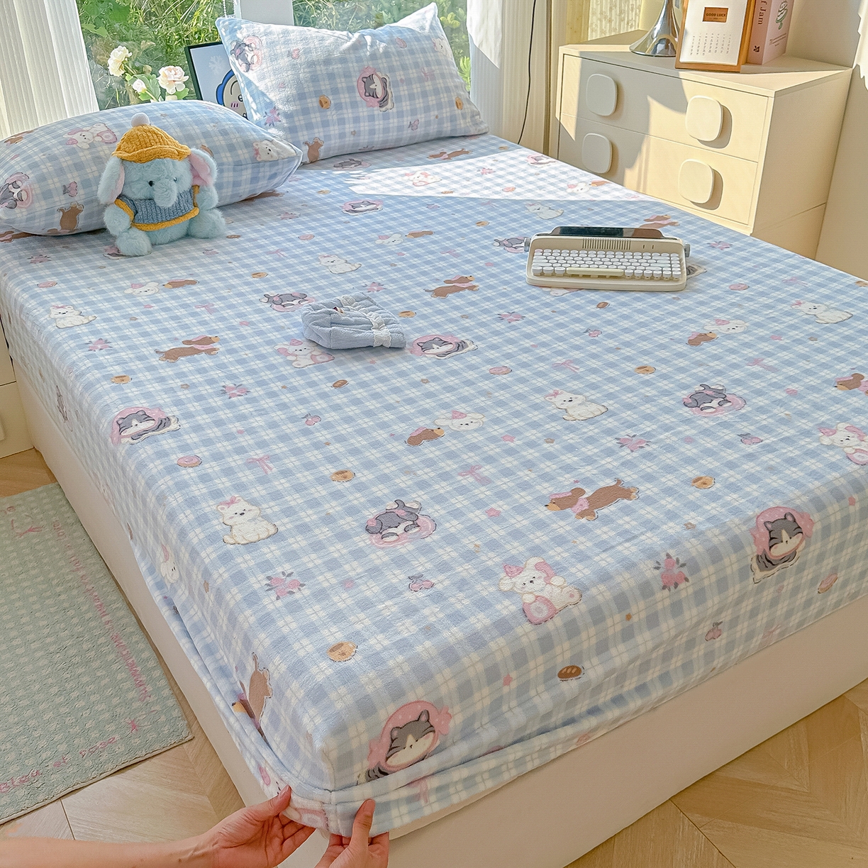 91家纺网 家纺一手货源 找家纺 沐芷 2025 加厚高克重牛奶绒床笠单件/床笠三件套  床笠款床罩床垫保护套罩 【绒】蓝色小窝