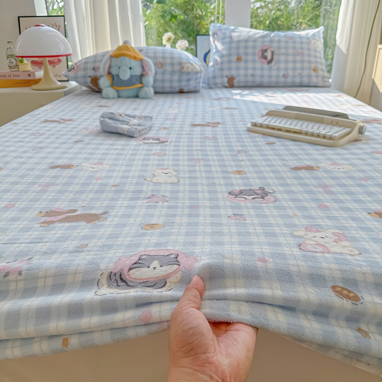 91家纺网 家纺一手货源 找家纺 沐芷 2025 加厚高克重牛奶绒床笠单件/床笠三件套  床笠款床罩床垫保护套罩 【绒】蓝色小窝