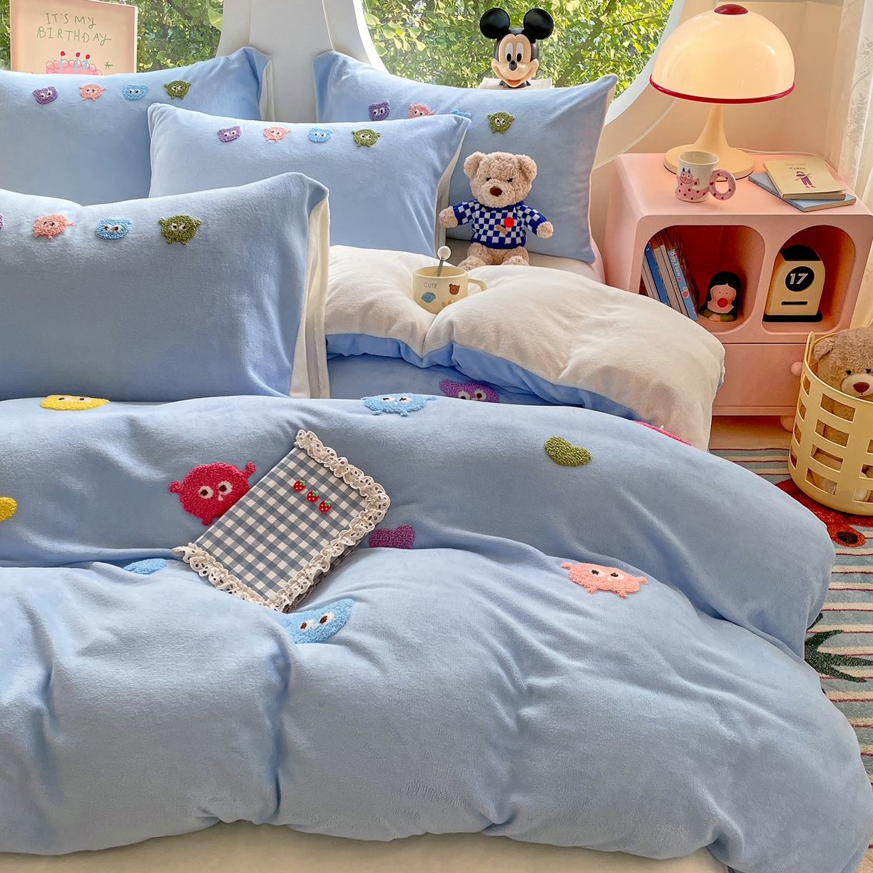 91家纺网 家纺一手货源 找家纺 优卡迪家纺馆 2025新款牛奶绒毛巾绣四件套 下载文件包含买家秀 小怪兽-天蓝