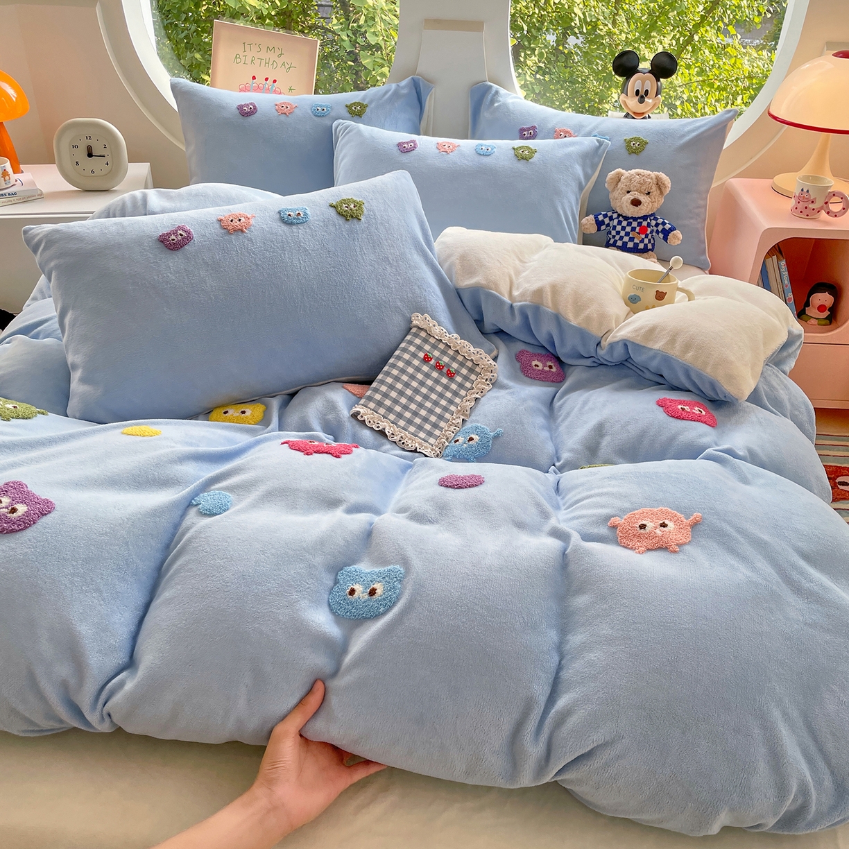 91家纺网 家纺一手货源 找家纺 优卡迪家纺馆 2025新款牛奶绒毛巾绣四件套 下载文件包含买家秀 小怪兽-天蓝