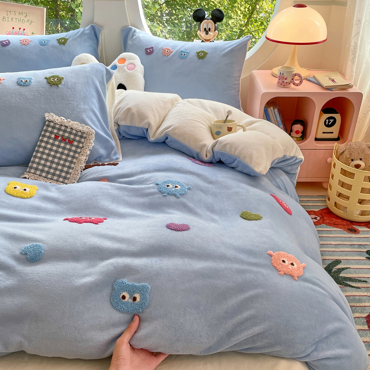 91家纺网 家纺一手货源 找家纺 优卡迪家纺馆 2025新款牛奶绒毛巾绣四件套 下载文件包含买家秀 小怪兽-天蓝