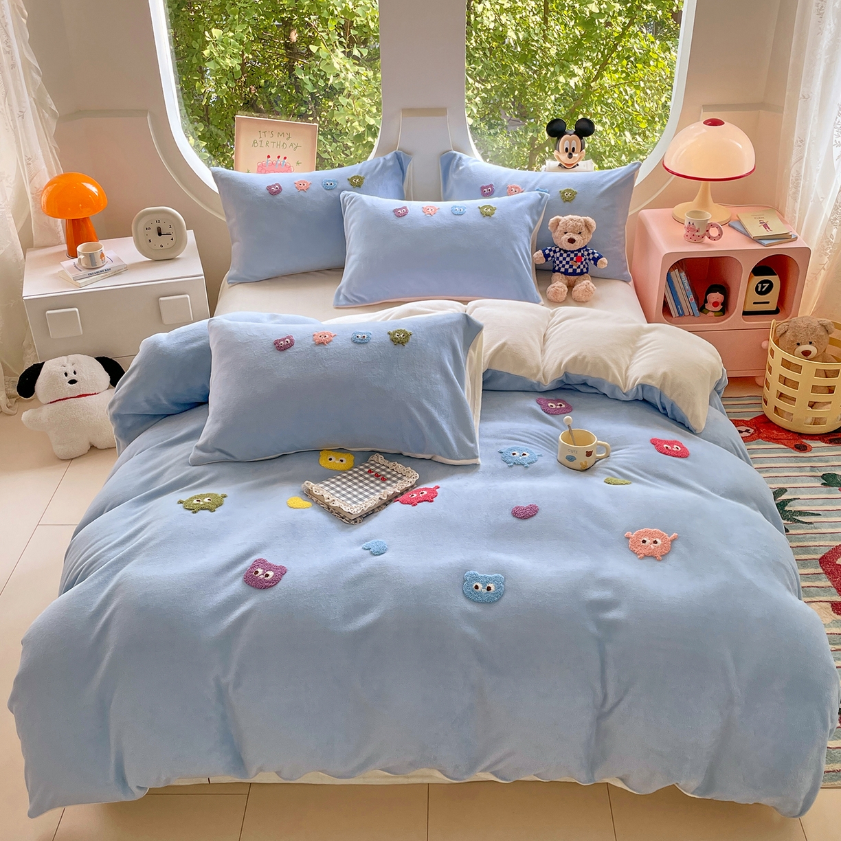 91家纺网 家纺一手货源 找家纺 优卡迪家纺馆 2025新款牛奶绒毛巾绣四件套 下载文件包含买家秀 小怪兽-天蓝