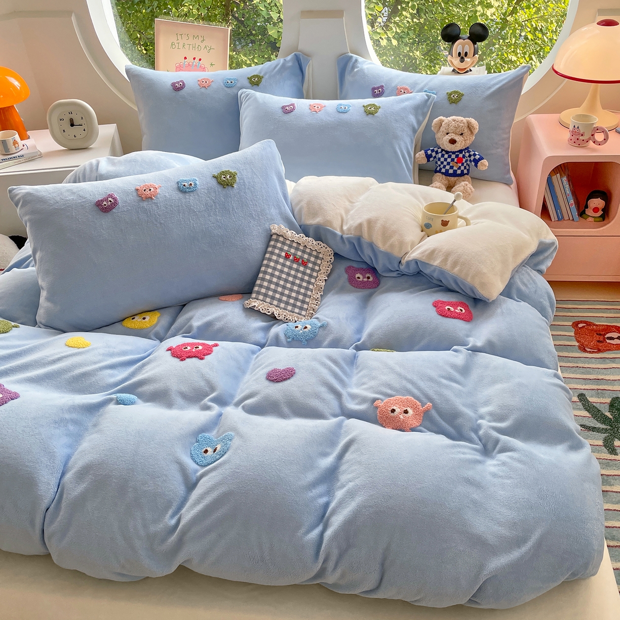 91家纺网 家纺一手货源 找家纺 优卡迪家纺馆 2025新款牛奶绒毛巾绣四件套 下载文件包含买家秀 小怪兽-天蓝