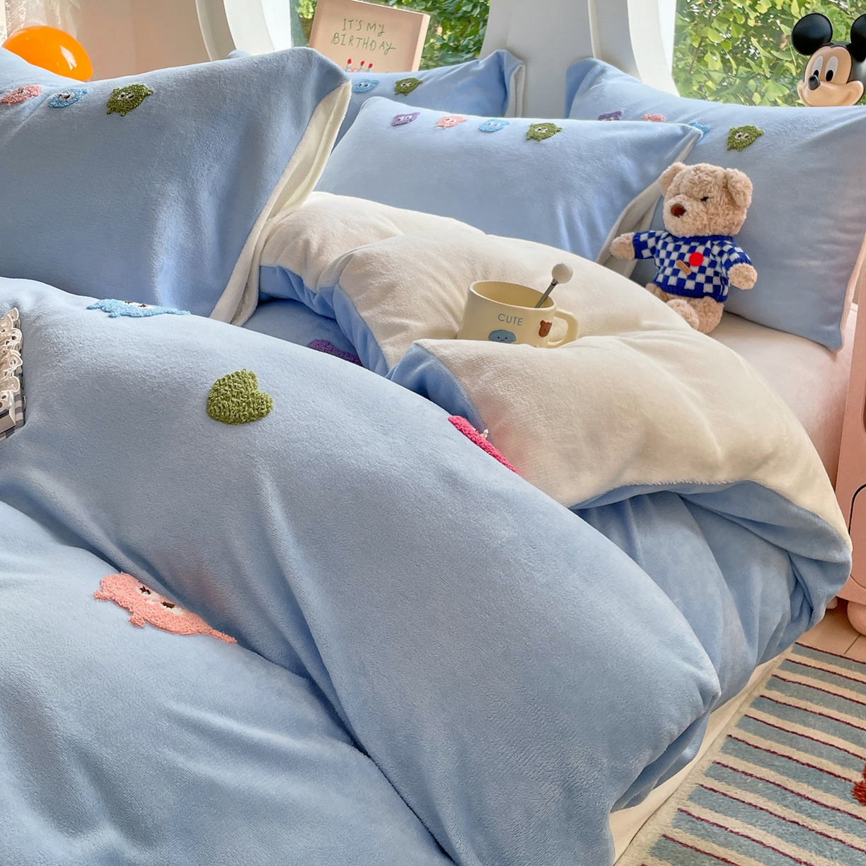 91家纺网 家纺一手货源 找家纺 优卡迪家纺馆 2025新款牛奶绒毛巾绣四件套 下载文件包含买家秀 小怪兽-天蓝