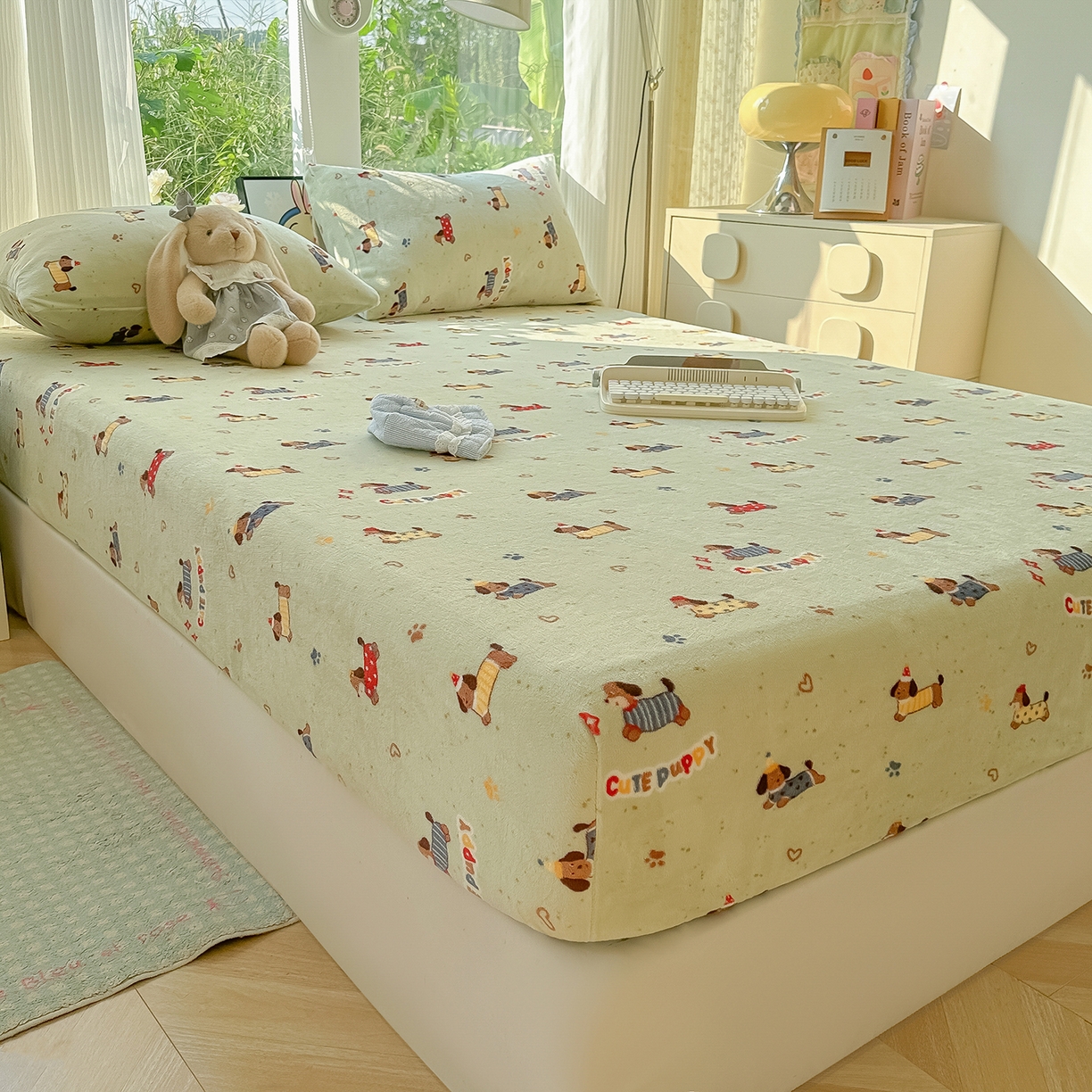 91家纺网 家纺一手货源 找家纺 沐芷 2025 加厚高克重牛奶绒床笠单件/床笠三件套  床笠款床罩床垫保护套罩 【绒】绿色腊肠狗