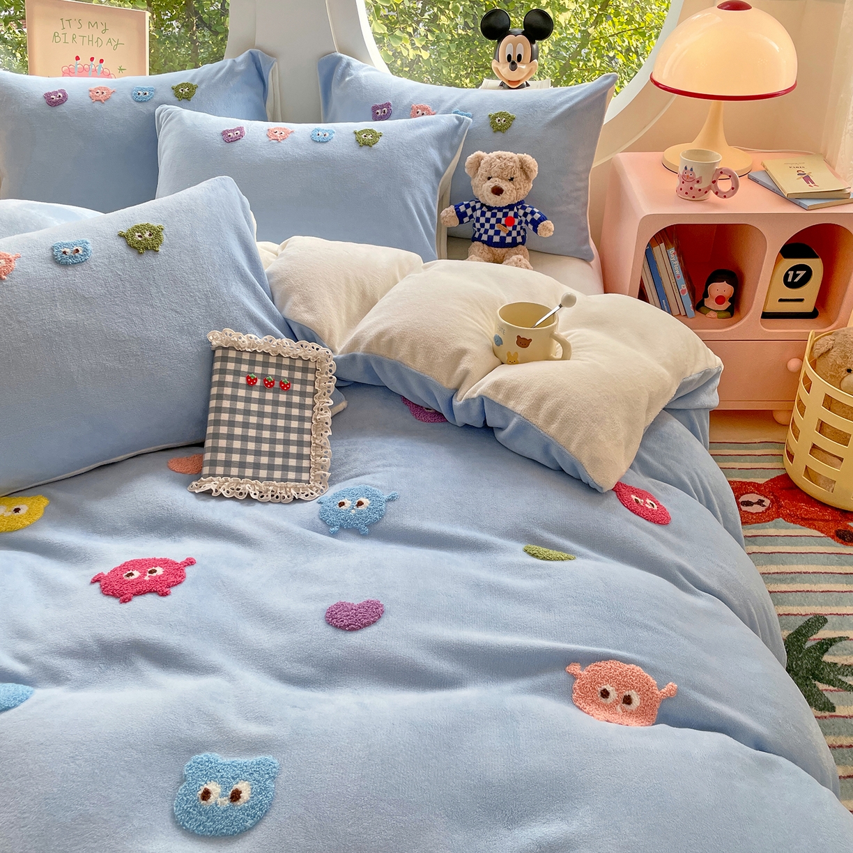 91家纺网 家纺一手货源 找家纺 优卡迪家纺馆 2025新款牛奶绒毛巾绣四件套 下载文件包含买家秀 小怪兽-天蓝