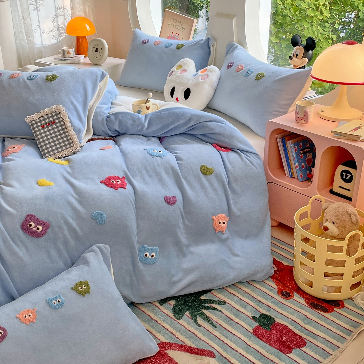 91家纺网 家纺一手货源 找家纺 优卡迪家纺馆 2025新款牛奶绒毛巾绣四件套 下载文件包含买家秀 小怪兽-天蓝