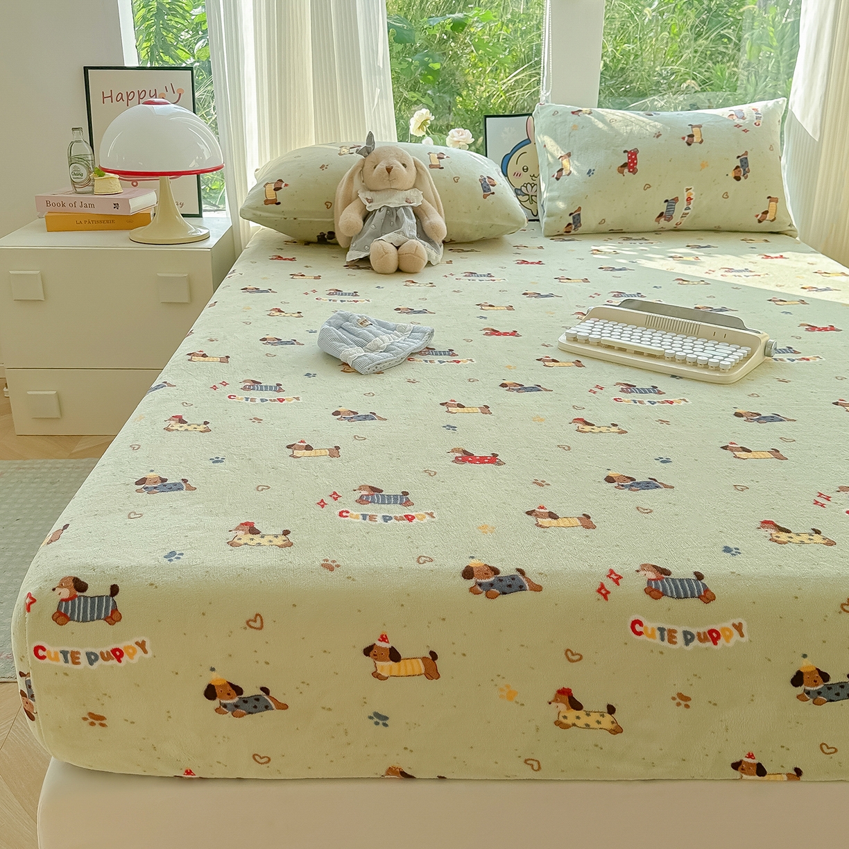 91家纺网 家纺一手货源 找家纺 沐芷 2025 加厚高克重牛奶绒床笠单件/床笠三件套  床笠款床罩床垫保护套罩 【绒】绿色腊肠狗