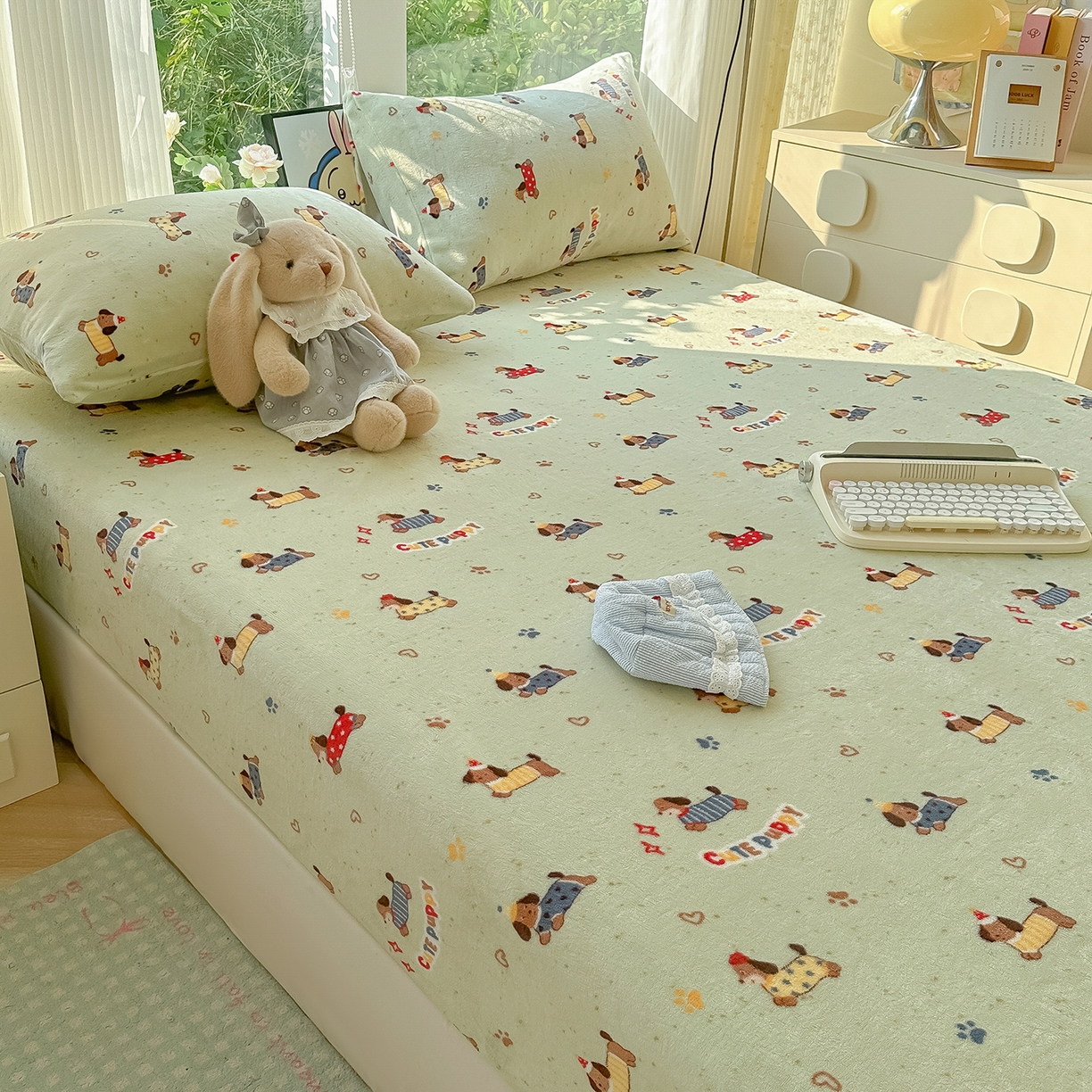 91家纺网 家纺一手货源 找家纺 沐芷 2025 加厚高克重牛奶绒床笠单件/床笠三件套  床笠款床罩床垫保护套罩 【绒】绿色腊肠狗