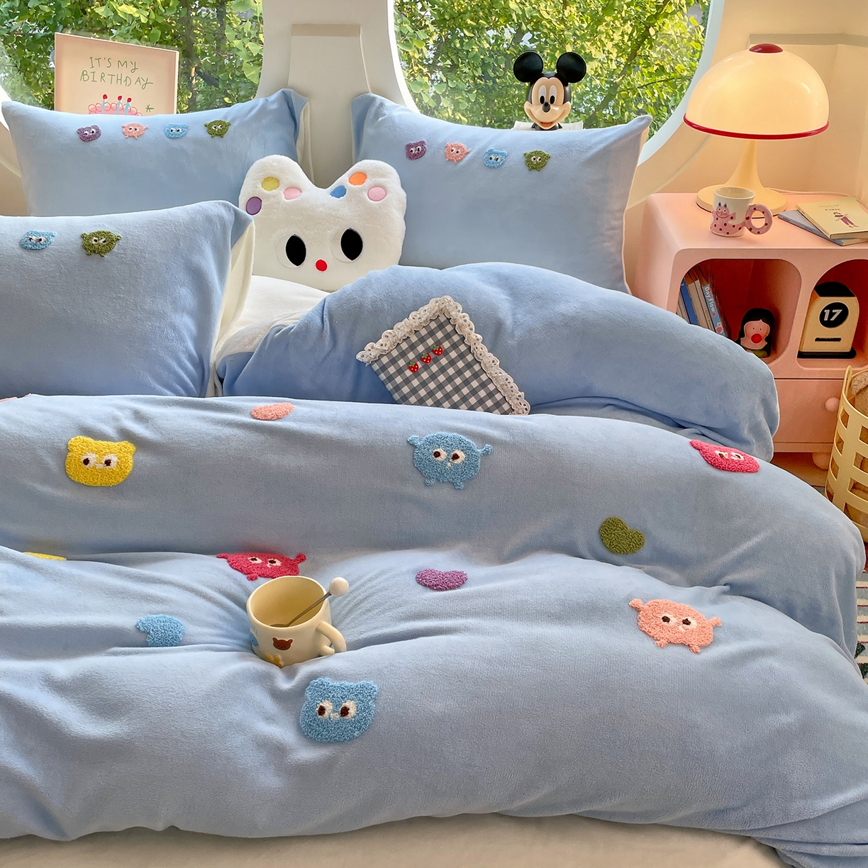 91家纺网 家纺一手货源 找家纺 优卡迪家纺馆 2025新款牛奶绒毛巾绣四件套 下载文件包含买家秀 小怪兽-天蓝