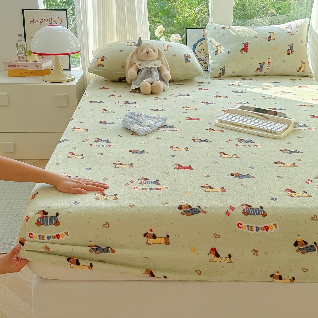 91家纺网 家纺一手货源 找家纺 沐芷 2025 加厚高克重牛奶绒床笠单件/床笠三件套  床笠款床罩床垫保护套罩 【绒】绿色腊肠狗