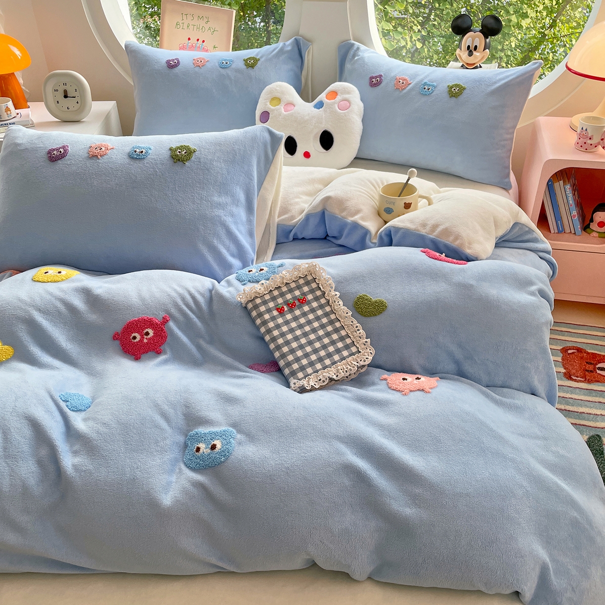 91家纺网 家纺一手货源 找家纺 优卡迪家纺馆 2025新款牛奶绒毛巾绣四件套 下载文件包含买家秀 小怪兽-天蓝