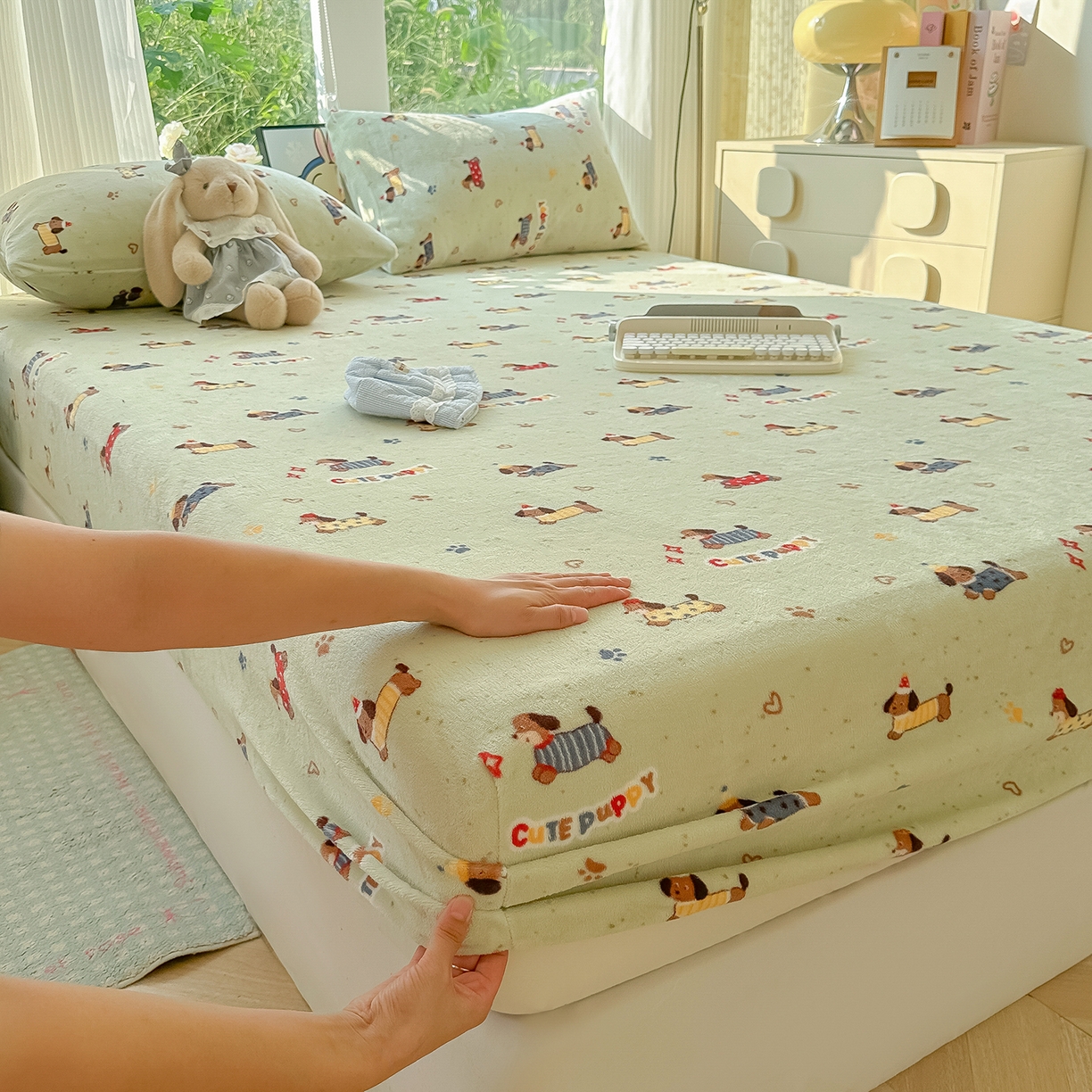 91家纺网 家纺一手货源 找家纺 沐芷 2025 加厚高克重牛奶绒床笠单件/床笠三件套  床笠款床罩床垫保护套罩 【绒】绿色腊肠狗