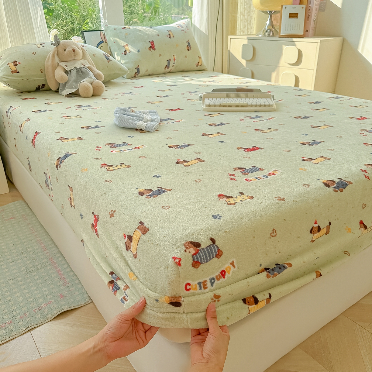 91家纺网 家纺一手货源 找家纺 沐芷 2025 加厚高克重牛奶绒床笠单件/床笠三件套  床笠款床罩床垫保护套罩 【绒】绿色腊肠狗