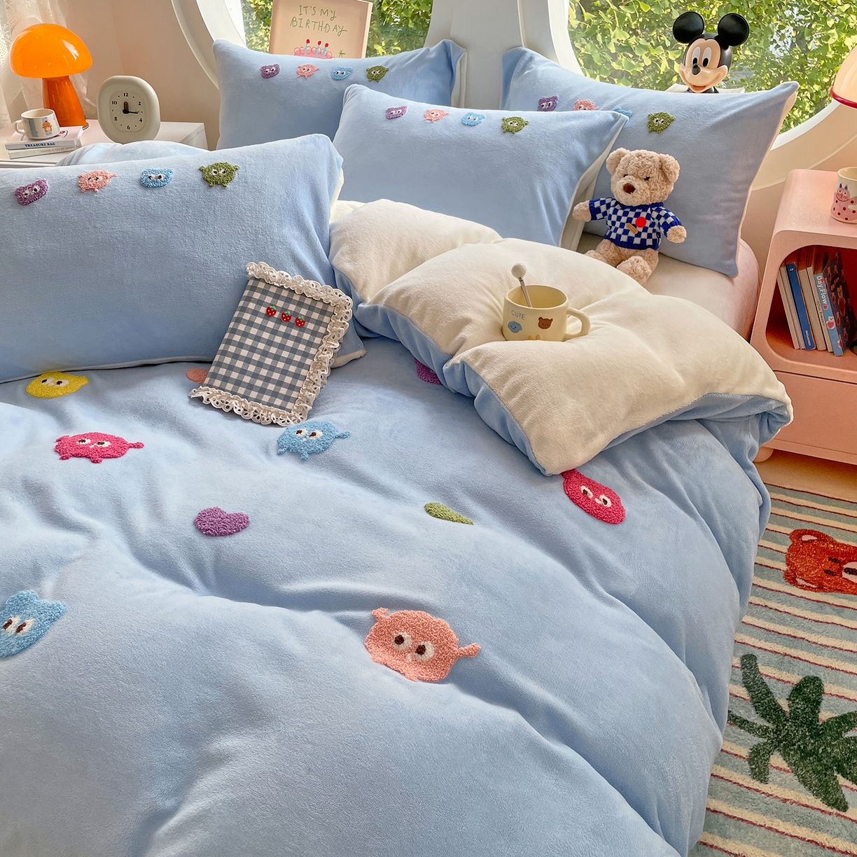 91家纺网 家纺一手货源 找家纺 优卡迪家纺馆 2025新款牛奶绒毛巾绣四件套 下载文件包含买家秀 小怪兽-天蓝