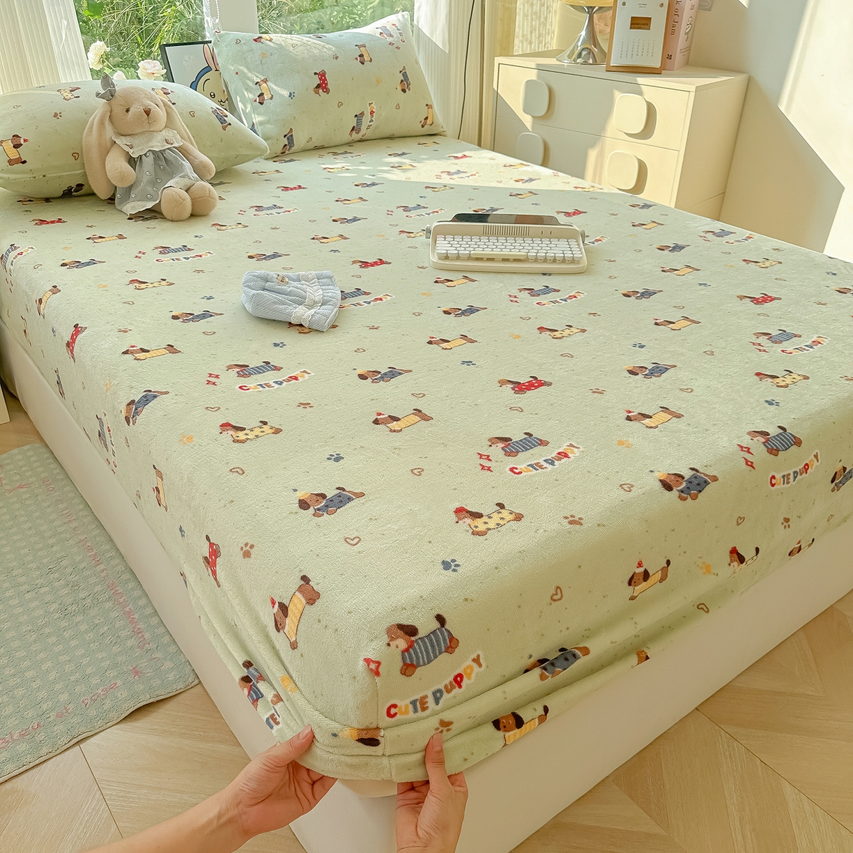 91家纺网 家纺一手货源 找家纺 沐芷 2025 加厚高克重牛奶绒床笠单件/床笠三件套  床笠款床罩床垫保护套罩 【绒】绿色腊肠狗