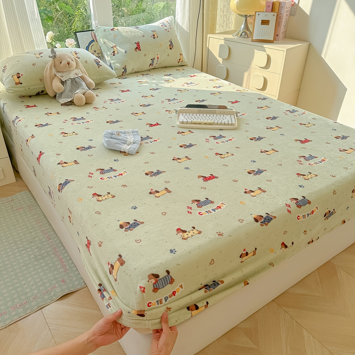 91家纺网 家纺一手货源 找家纺 沐芷 2025 加厚高克重牛奶绒床笠单件/床笠三件套  床笠款床罩床垫保护套罩 【绒】绿色腊肠狗