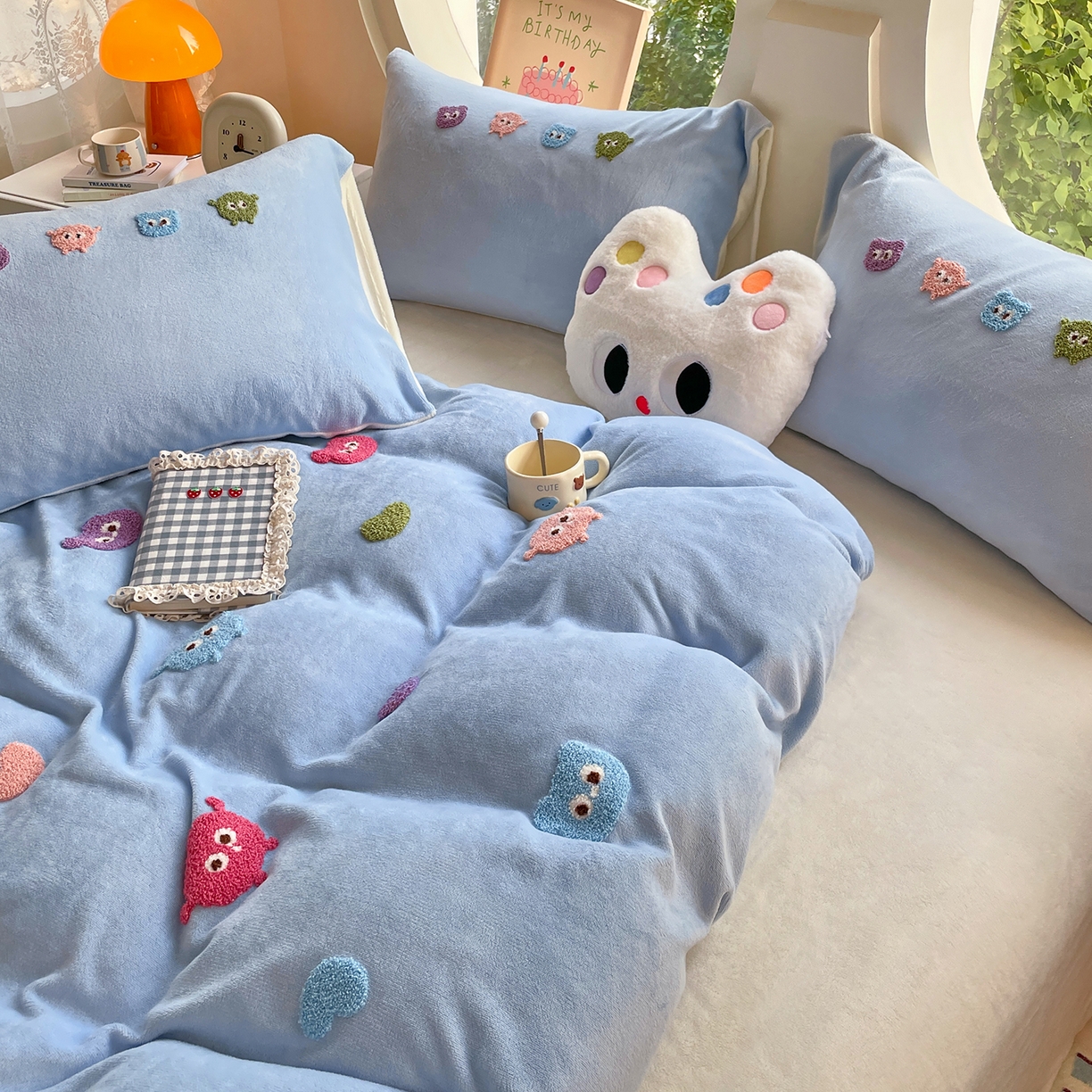 91家纺网 家纺一手货源 找家纺 优卡迪家纺馆 2025新款牛奶绒毛巾绣四件套 下载文件包含买家秀 小怪兽-天蓝