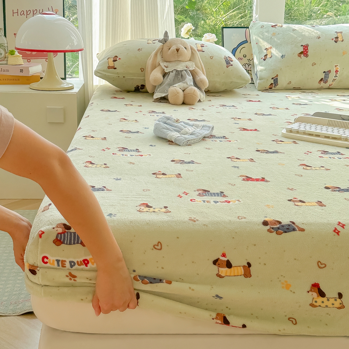 91家纺网 家纺一手货源 找家纺 沐芷 2025 加厚高克重牛奶绒床笠单件/床笠三件套  床笠款床罩床垫保护套罩 【绒】绿色腊肠狗