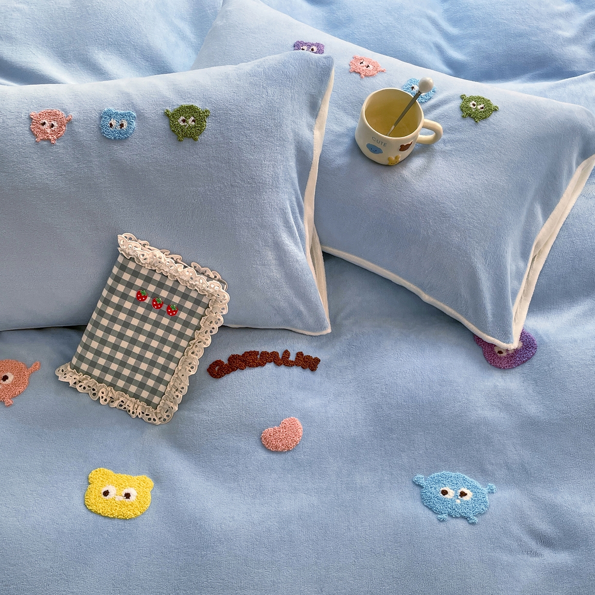 91家纺网 家纺一手货源 找家纺 优卡迪家纺馆 2025新款牛奶绒毛巾绣四件套 下载文件包含买家秀 小怪兽-天蓝