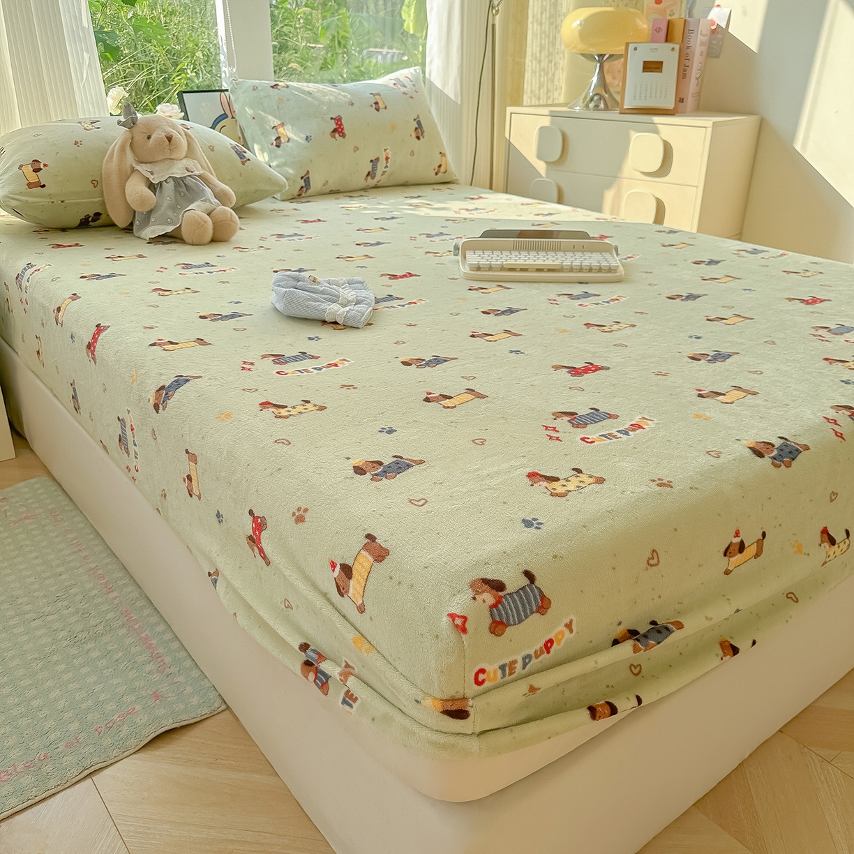 91家纺网 家纺一手货源 找家纺 沐芷 2025 加厚高克重牛奶绒床笠单件/床笠三件套  床笠款床罩床垫保护套罩 【绒】绿色腊肠狗