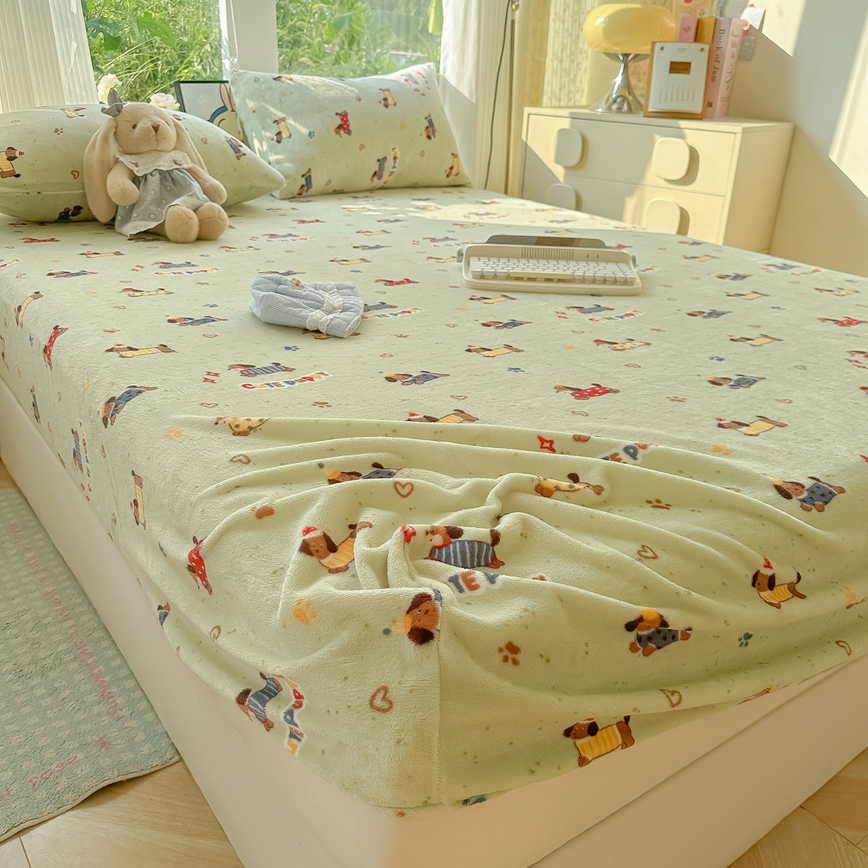 91家纺网 家纺一手货源 找家纺 沐芷 2025 加厚高克重牛奶绒床笠单件/床笠三件套  床笠款床罩床垫保护套罩 【绒】绿色腊肠狗