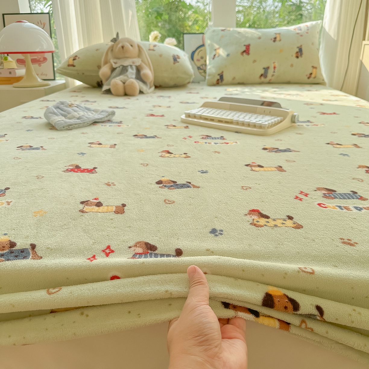 91家纺网 家纺一手货源 找家纺 沐芷 2025 加厚高克重牛奶绒床笠单件/床笠三件套  床笠款床罩床垫保护套罩 【绒】绿色腊肠狗