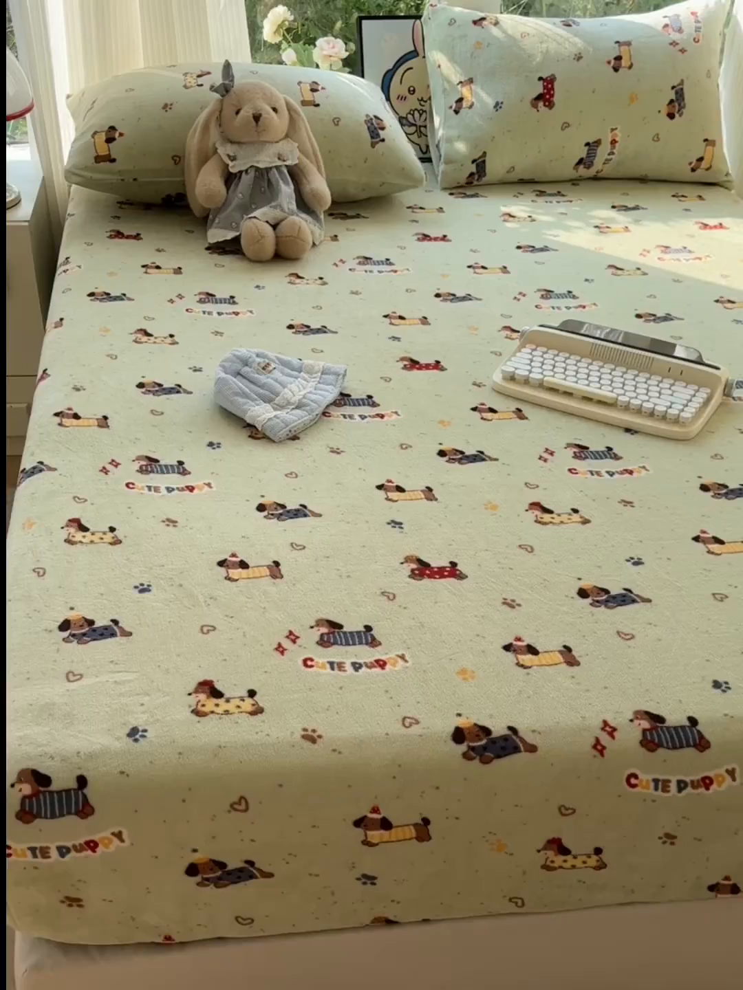 91家纺网 家纺一手货源 找家纺 沐芷 2025 加厚高克重牛奶绒床笠单件/床笠三件套  床笠款床罩床垫保护套罩 【绒】绿色腊肠狗