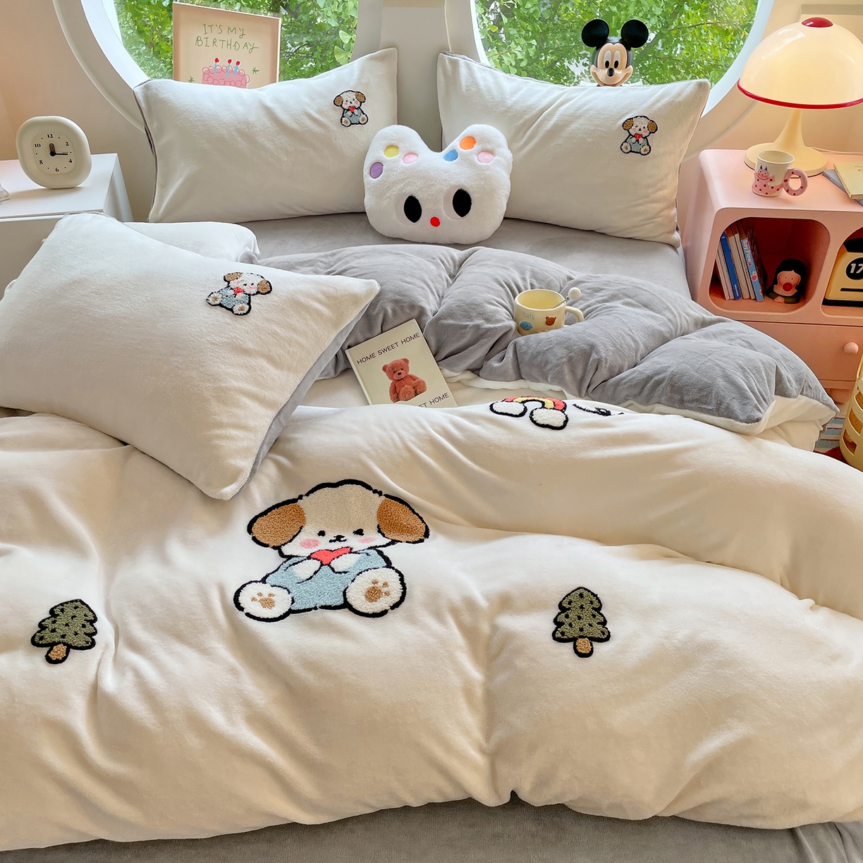 91家纺网 家纺一手货源 找家纺 优卡迪家纺馆 2025新款牛奶绒毛巾绣四件套 下载文件包含买家秀 小奶狗-奶白